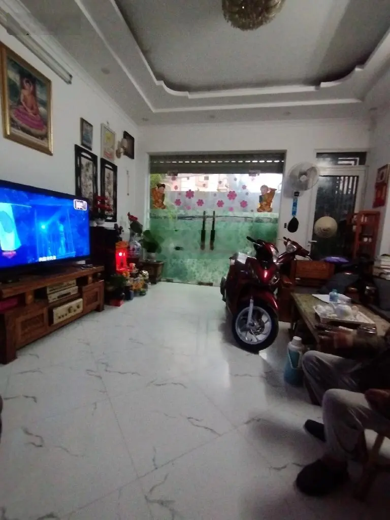 Nhà xây mới koong - thang máy - gần phố