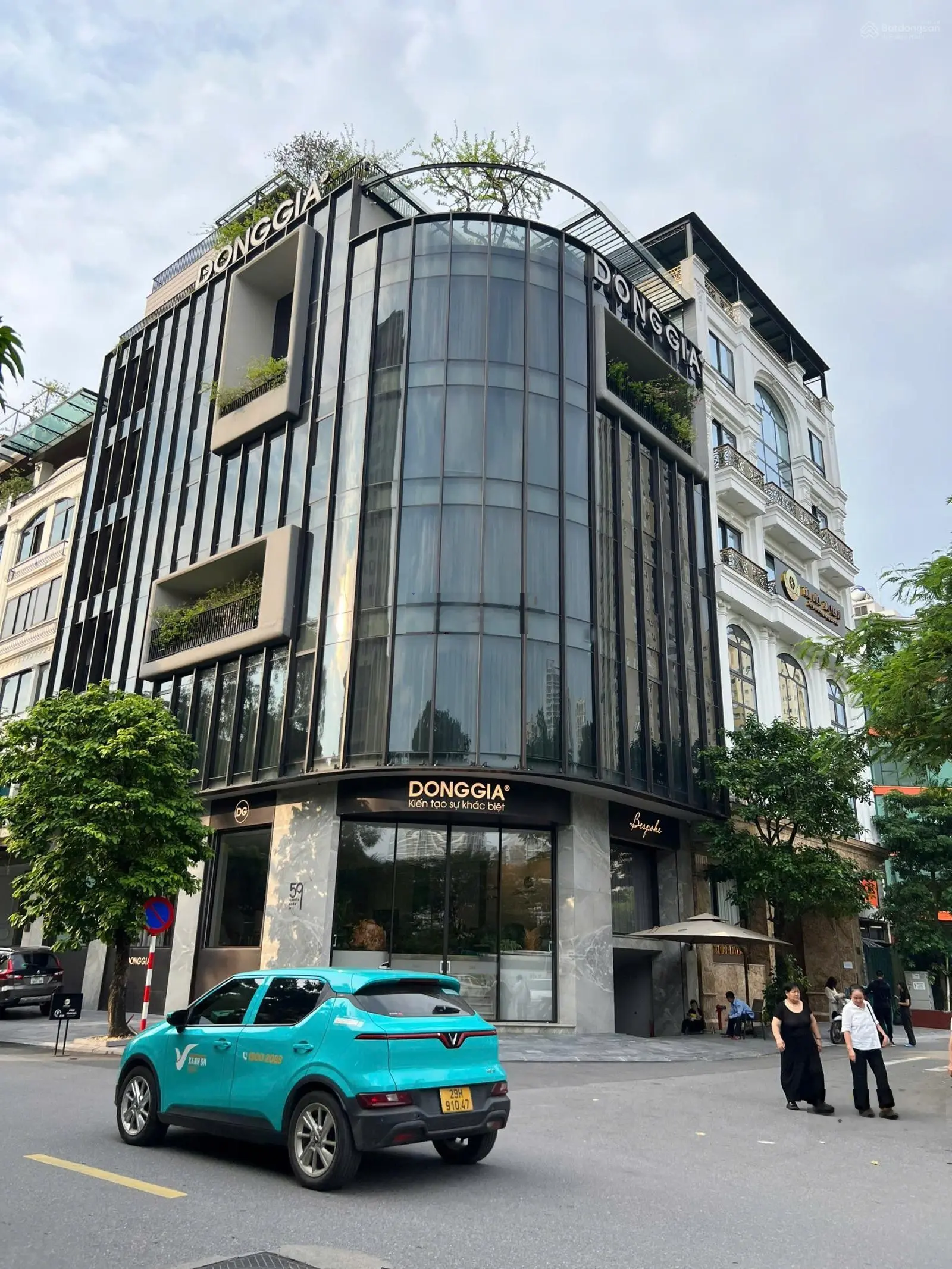 CC bán tòa nhà văn phòng trung tâm Quận Cầu Giấy, đang cho thuê 389,6tr/th. Lô góc.S270m2 MT20m, 8T