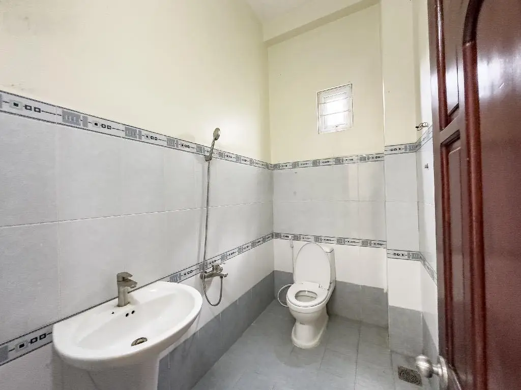 Nhà, vị trí đẹp, hẻm 7m. DT 11 x 35m. Chỉ 12.7 tỷ. Ngay TT Hóc môn, khu nhiều VP công ty