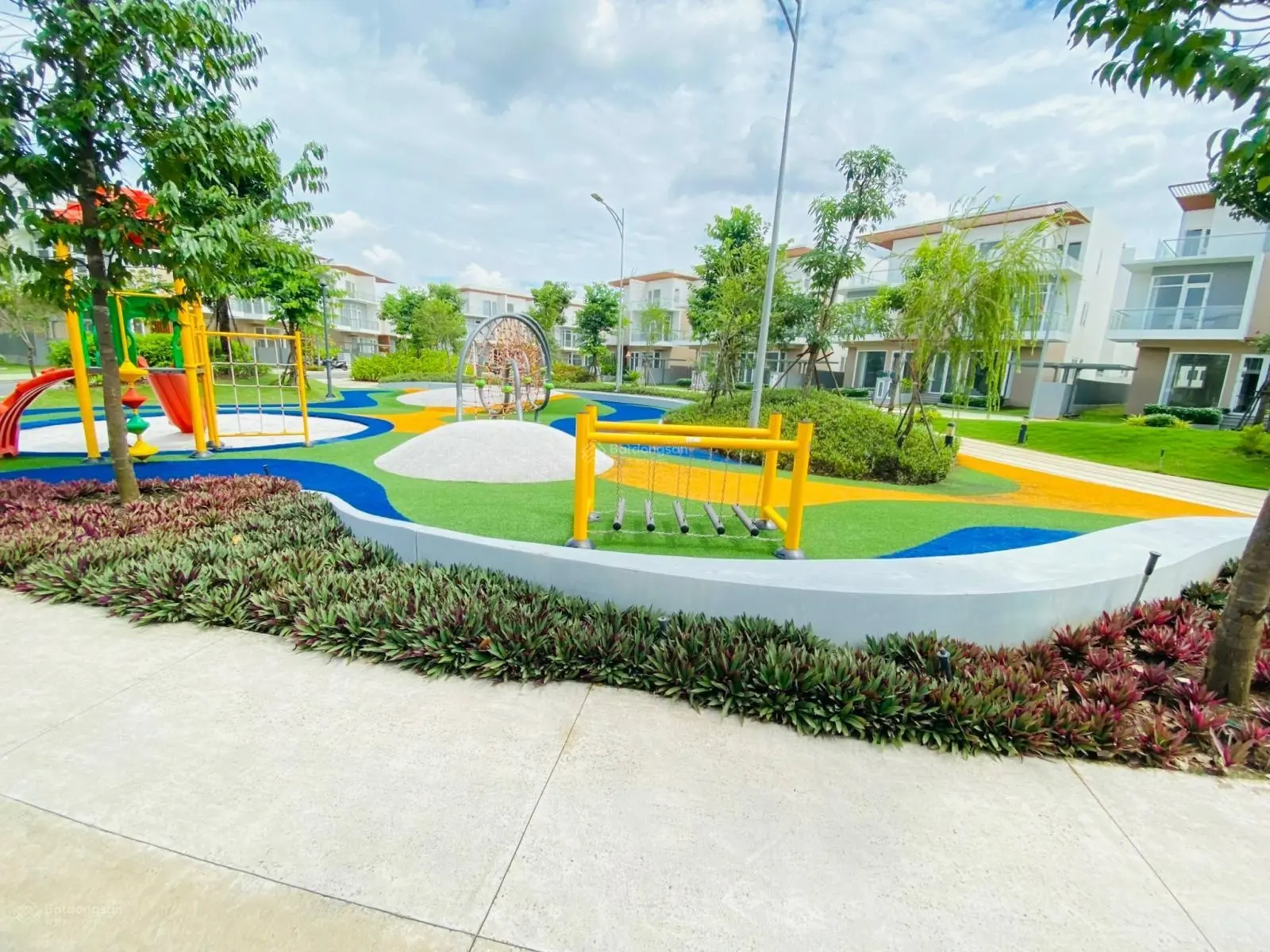 Bán biệt thự view hồ Dragon Village 120m2 - sổ hồng sẵn chỉ 8.3 tỷ 0938 030 ***
