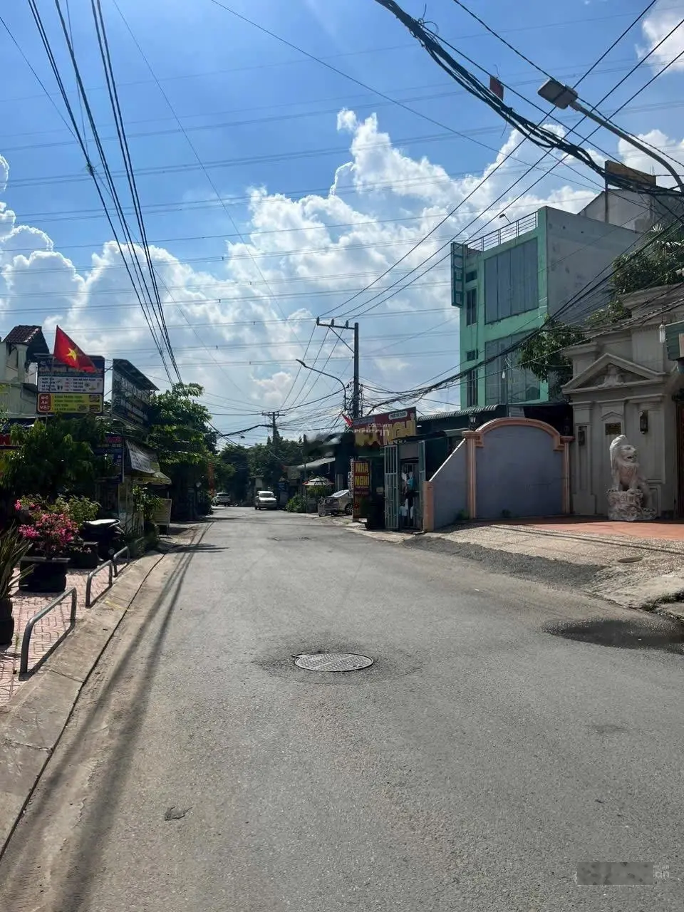 Bán gấp nhà + 2 phongc trọ 106m2 ngay trường Lý Thái Tổ trung tâm Bình Chuẩn Thuận An BD