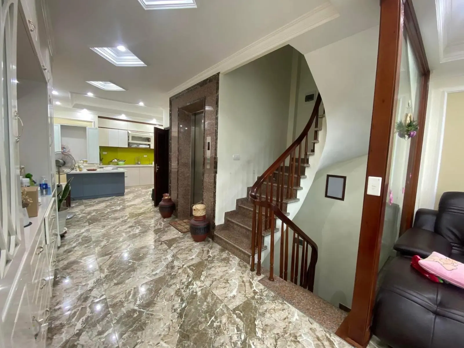 Chủ cần tiền bán gấp hạ 2 tỷ nhà Trung Kính, Cầu Giấy 7T thang máy 10m ra phố dân xây TK hiện đại