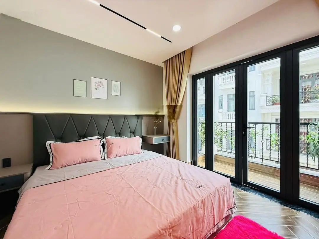 Bán gấp nhà Nguyễn Hiền P3, Q3, gần THCS Bàn Cờ giá 5tỷ040 DT 91,8m2 (5,4x17m) còn HĐ thuê 33 tr/th