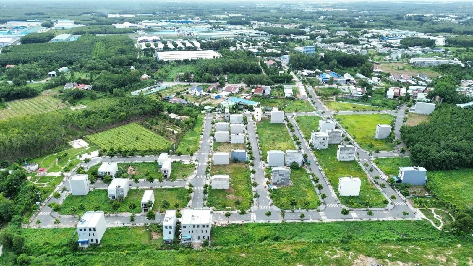 chỉ 1 lô 970tr/63m2 Vĩnh Tân, Tân Uyên, liền kề khu E Vsip2 A, sổ sẵn công chứng ngay, bank 80%