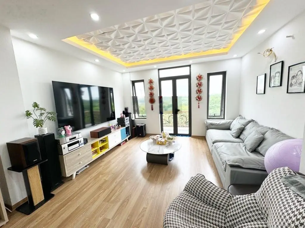 Bán nhà mặt phố Cổ Linh, nhà mới đẹp lung linh, tặng full nội thất xịn xò, thang máy