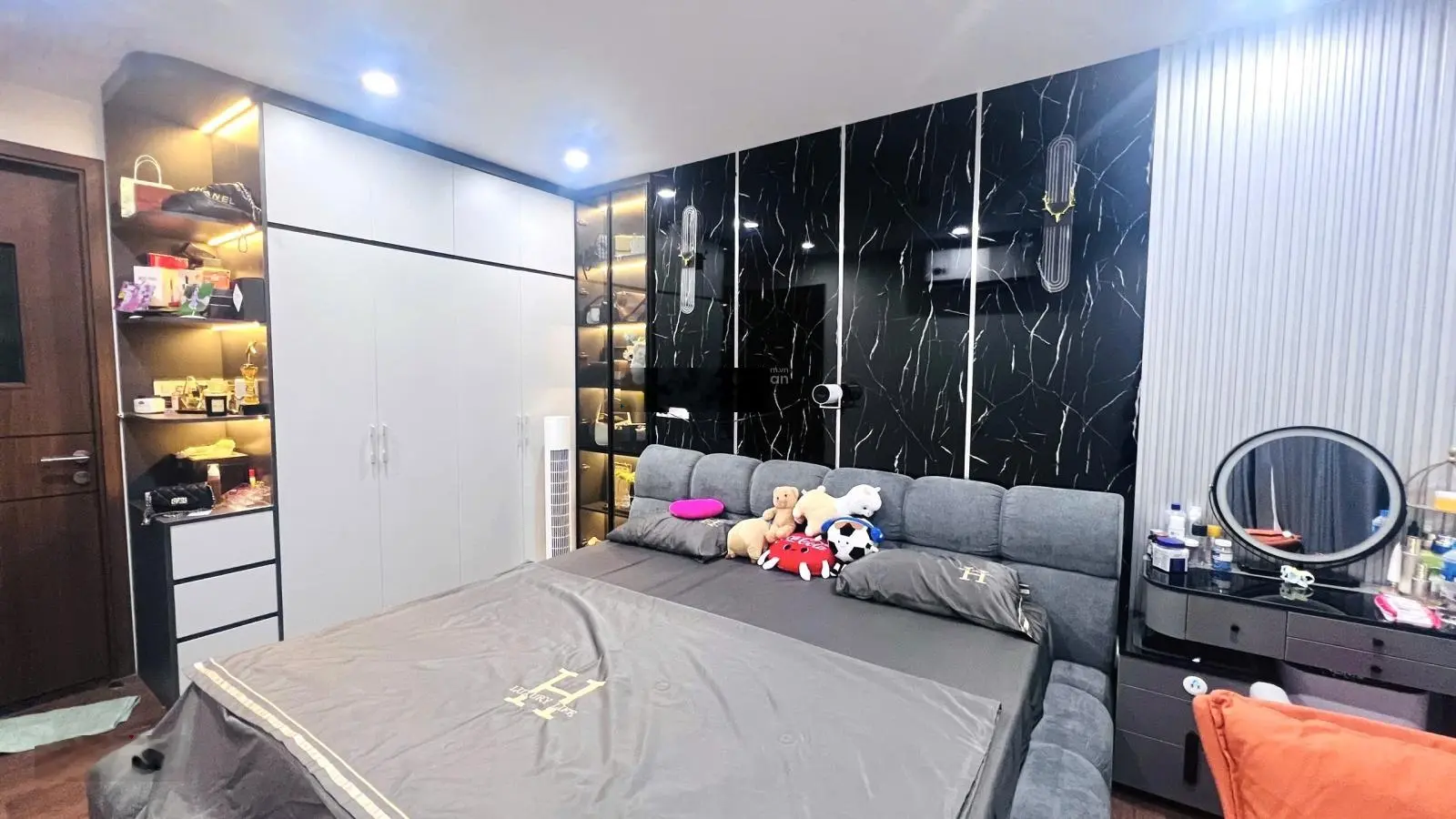 Chính chủ bán gấp căn 2pn, 2vs sẵn sổ 69,9m2 toà thăng long capital giá chỉ nhỉnh 3 tỷ