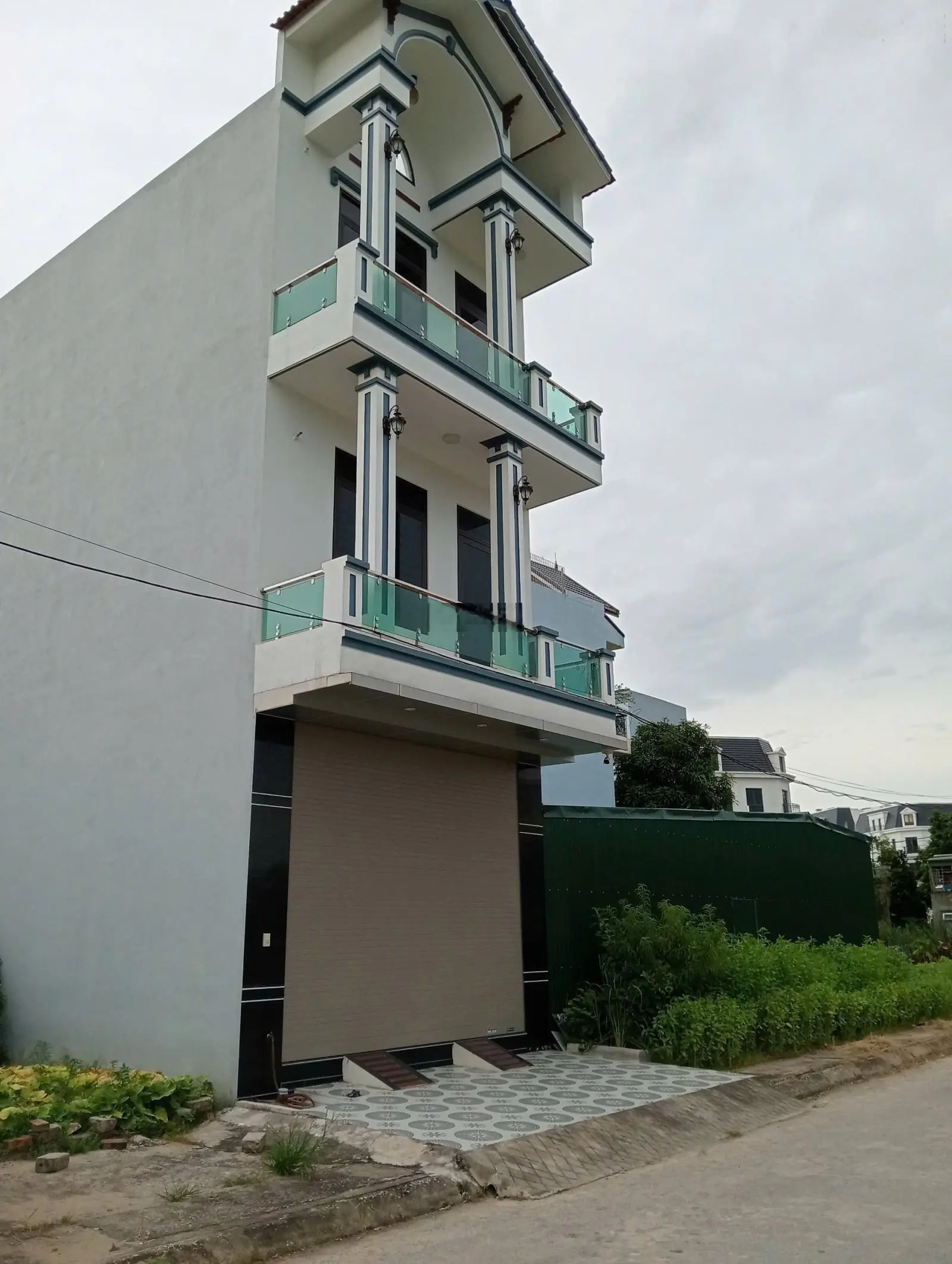 Cần tiền chủ nhà bán 100m2 đất có sổ đỏ lâu dài tiện ích xung quanh đa dạng ngay gần Vinhomes
