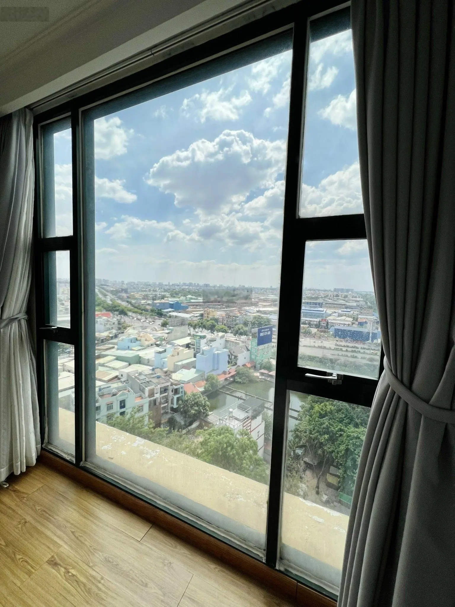 Bán căn penthouse Phúc Yên 1, 4PN, 3WC, 195m2, sổ hồng, giá 5 tỷ 6 liên hệ: 0908 435 ***