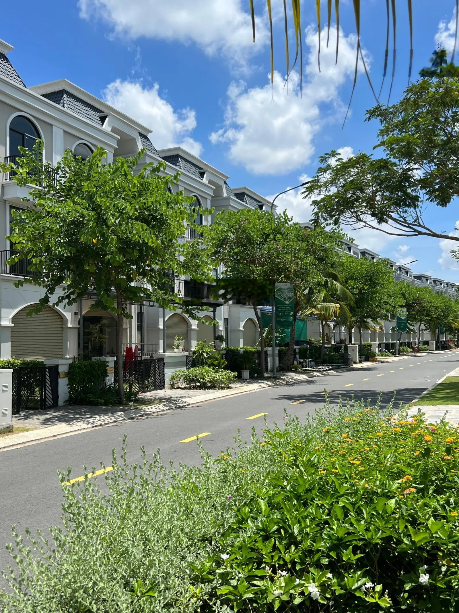 Lavilla chủ cần tiền bán lỗ căn nhà phố view công viên DT: 5x20m giá: 3,7 tỷ. LH: 0902 396 ***