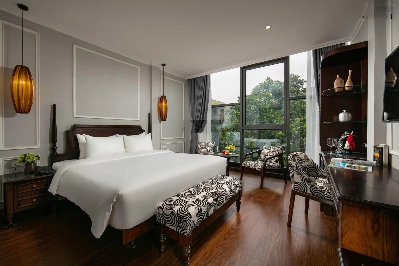 Chính chủ bán toà nhà 6 tầng gồm 1 hầm, S 106 m2 & 156m2, 2 mặt thoáng, view Hồ Tây, Quảng Bá