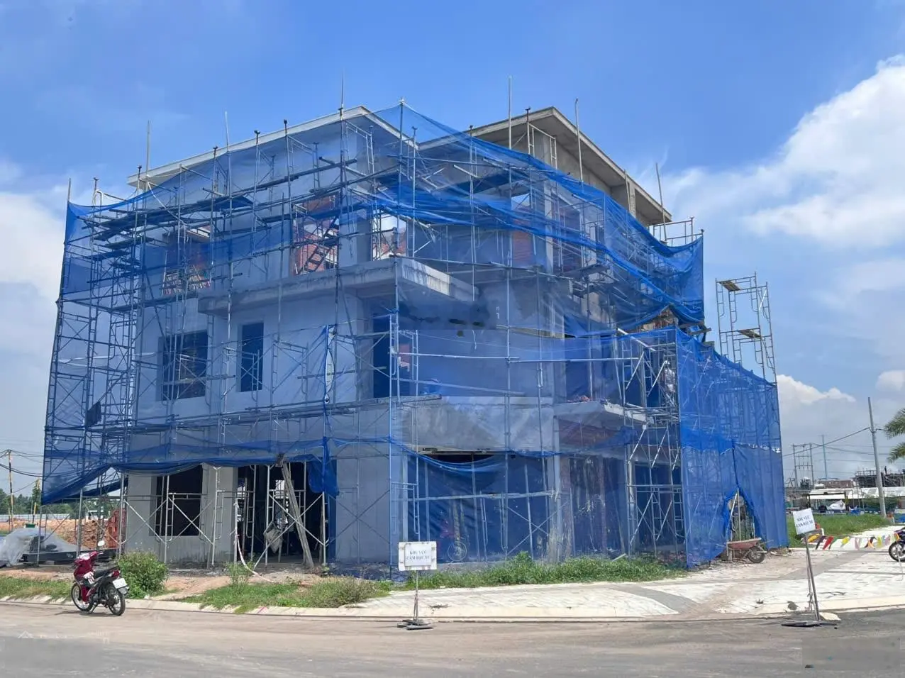 Bán nhà ở xã hội Thủ Dầu Một 1 trệt 1 lửng 1 lầu Giá chỉ từ 2,4 tỷ Sổ riêng