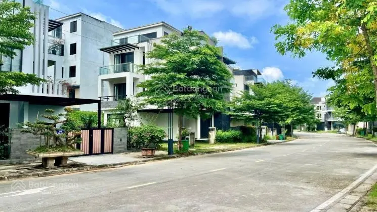Bán biệt thự sẵn sổ đỏ tại KĐT Phú Cát City, 180m2, giá ưu đãi 60 triệu / m2 LH: 0528727999
