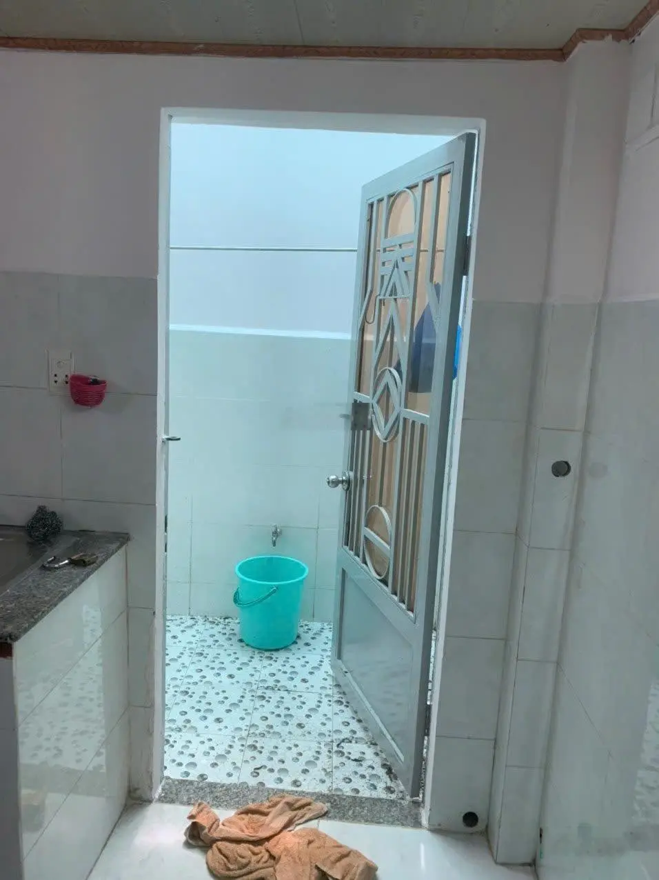 Căn nhà 2 phòng ngủ, 1WC có sân để xe, ngay Trần Văn Mười, SHR