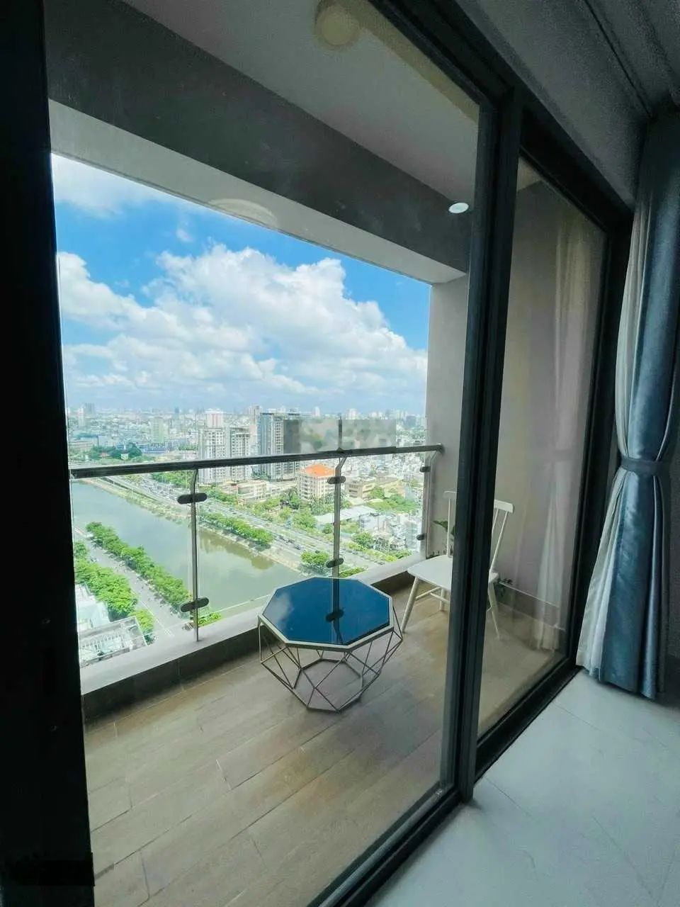 Chính Chủ bán căn hộ Gold View 2PN;2WC; View trọn Sông như hình; Full NT đẹp;Giá 4.9 tỷ; 0972 443 ***