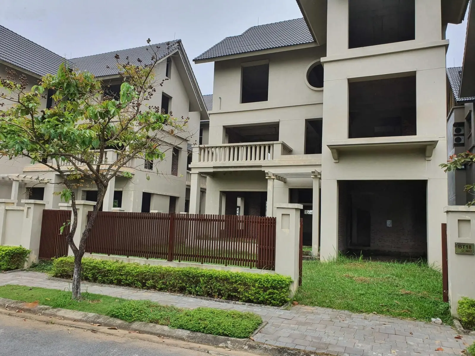 Bán biệt thự 300m2 giá rẻ nhất 22,5 tỷ. Liên hệ: 0962 204 ***