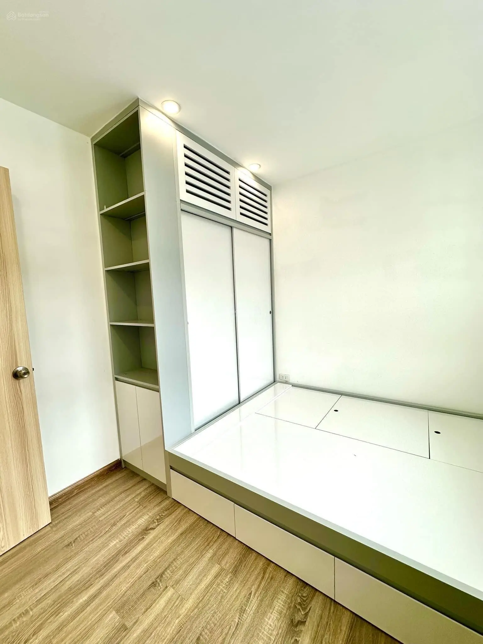 Chính chủ bán căn hộ ban công view hồ 77m2 đủ nội thất cực thoáng mát giá nhỉnh 2 tỷ
