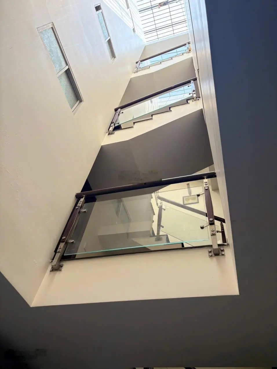 Nhà MTNB sát Siêu Thị Nhật đối diện công viên dt 100m2 nhà có Hầm + 3.5 tấm giá 14 tỷ