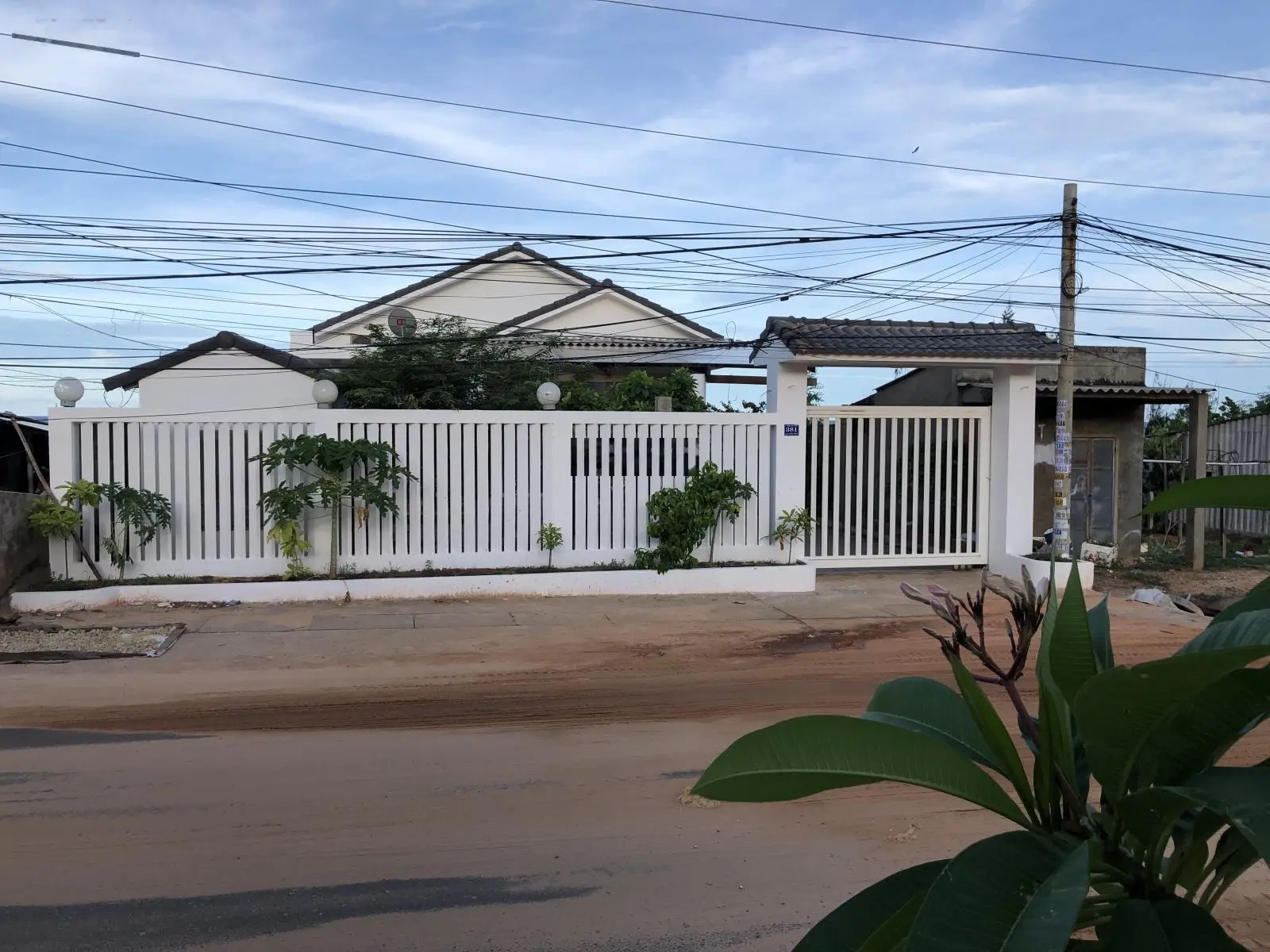 Bán nhà biệt thự Đơn Lập Mặt Tiền Biển - Sổ Hồng Lâu Dài - View Đẹp Hiếm Có, cách Novaworld 3 km