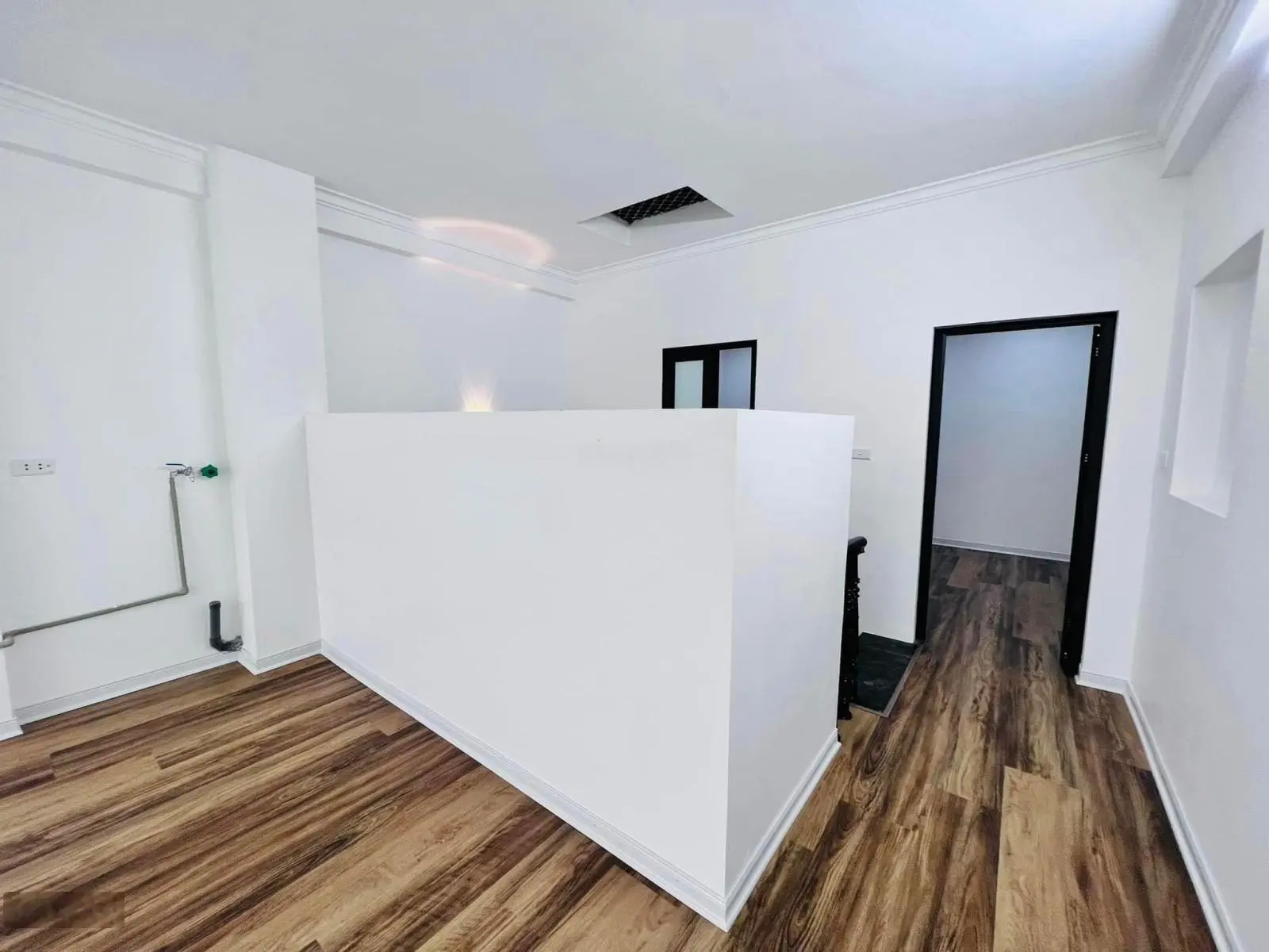 Bán nhà ngay Hồ Hạ Đình, Ô Tô đỗ sát cửa, 52m2 Nhà Đẹp, 20m ra đường Container tránh nhau.