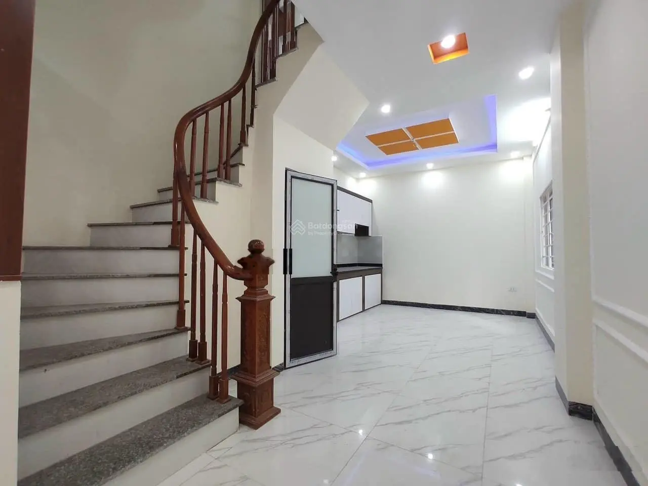 Bán nhà 4 tầng- 36m2- thiết kế phòng khách tầng lệch, trước nhà 3m, bãi ô tô gửi ngày đêm cạnh nhà