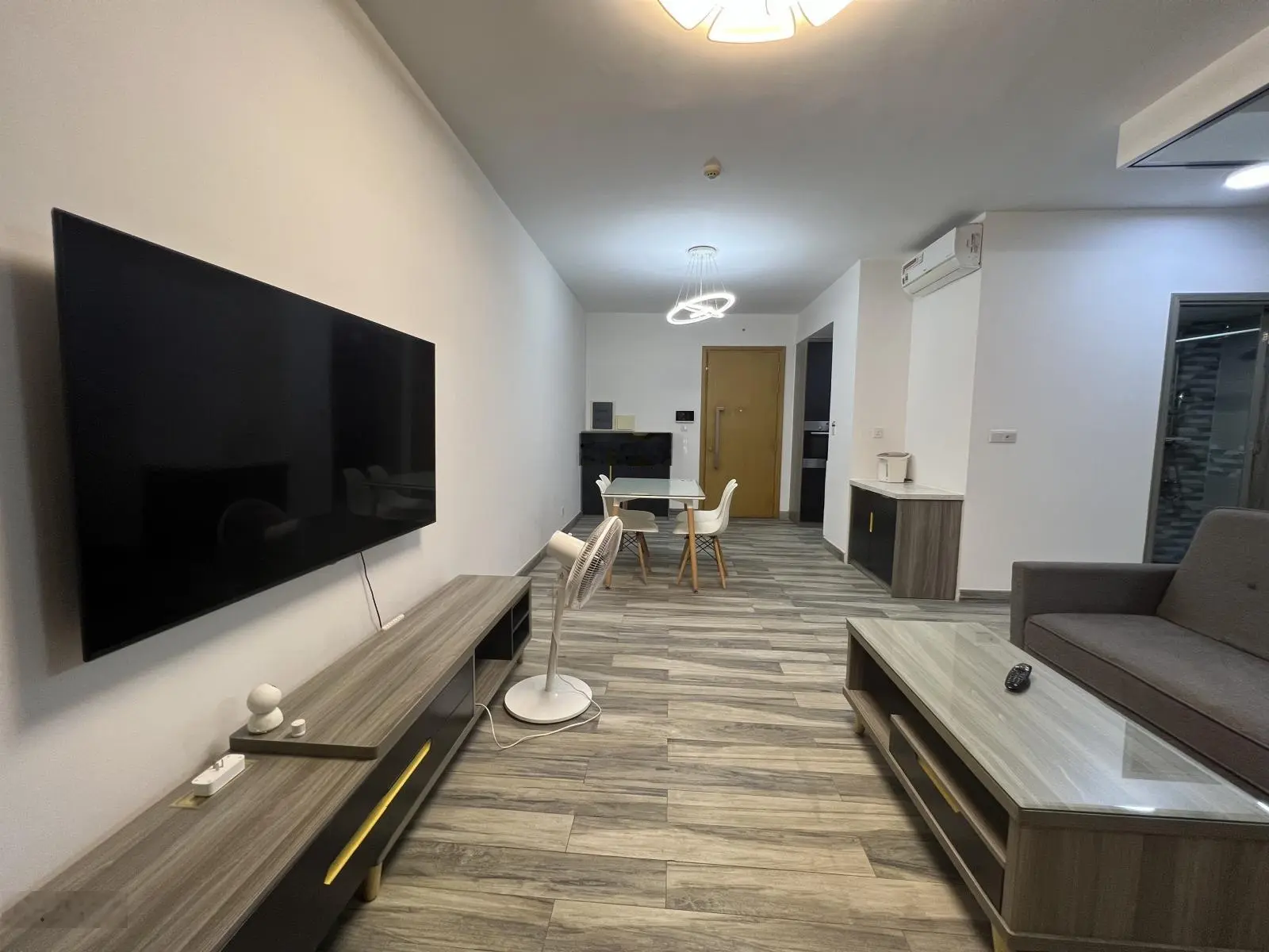 Bán gấp 2PN Vista Verde - DT 83m2 - View thoáng mát chỉ 5.3 tỷ net - Sổ hồng- LH em Ly 0396 702 ***