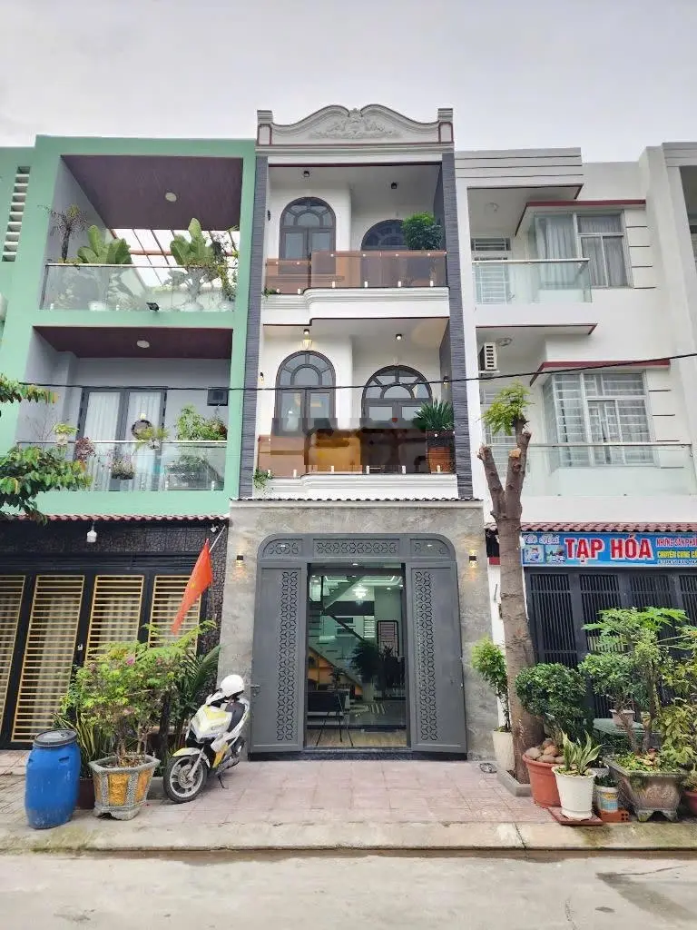 Nhà gần Sài Gòn: 4,6 tỷ, nhà 1 trệt 2 lầu đầy đủ nội thất KDC gần trung tâm y tế Dĩ An, TP. Dĩ An