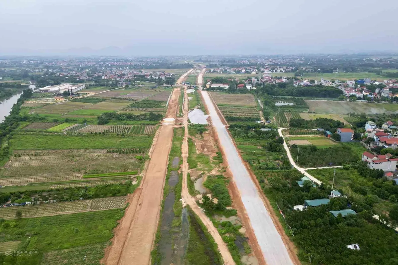 Đất thôn Nội Đồng sát vách hành chính huyện Mê Linh. 200m đi nút giao vành đai 4. 2 mặt tiền. Full