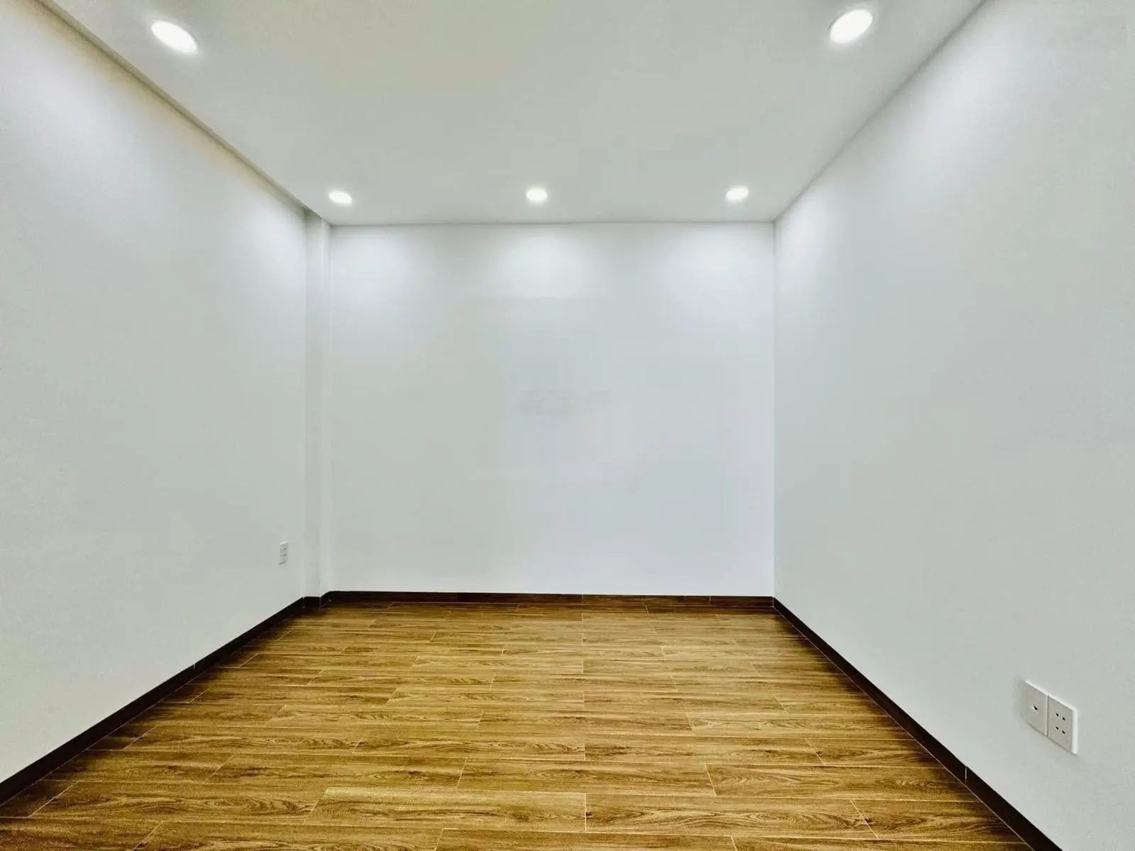 Cần bán nhà CMT8, P12, Q10. DT 62m2, trệt, 4 lầu. Giá 3 tỷ 450. Gần Công trường Dân Chủ.