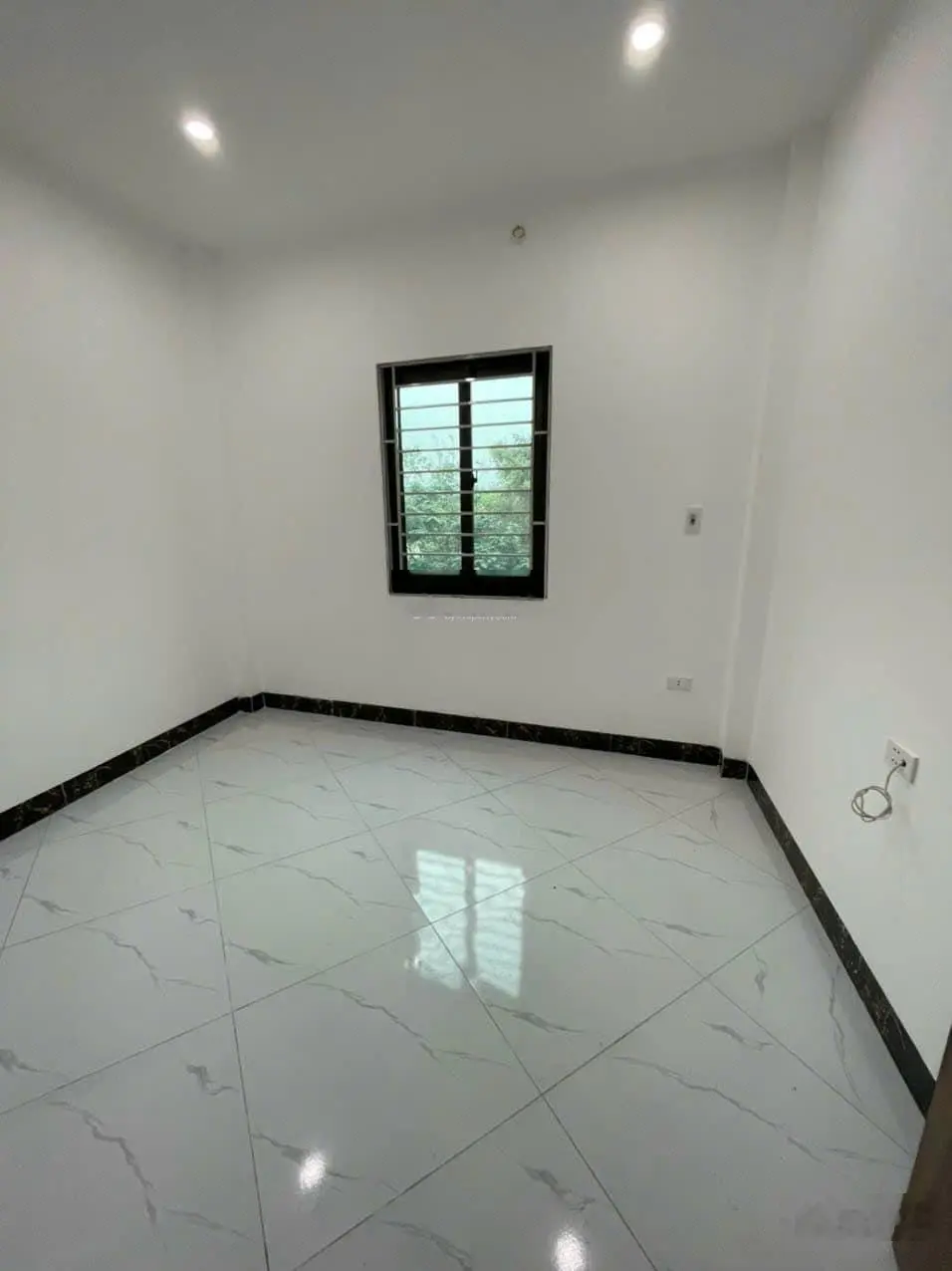 Siêu hot! Lô góc 2 mặt thoáng giá chỉ 2.5 tỷ, 4 tầng, 33m2. Di chuyển QL6 khoảng 1km. Lh 0966929600