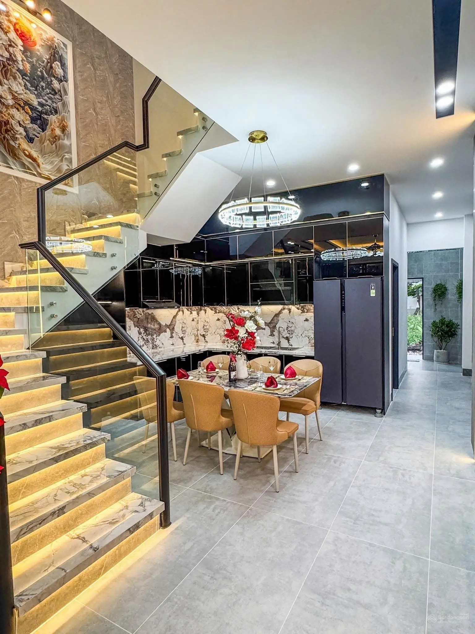 Tôi cần bán nhà Đ.Nguyễn Thiện Thuật,Q.3 giá 4Tỷ280/89,6m cho thuê 28tr/tháng gần chợ Hồ Thị Riêng