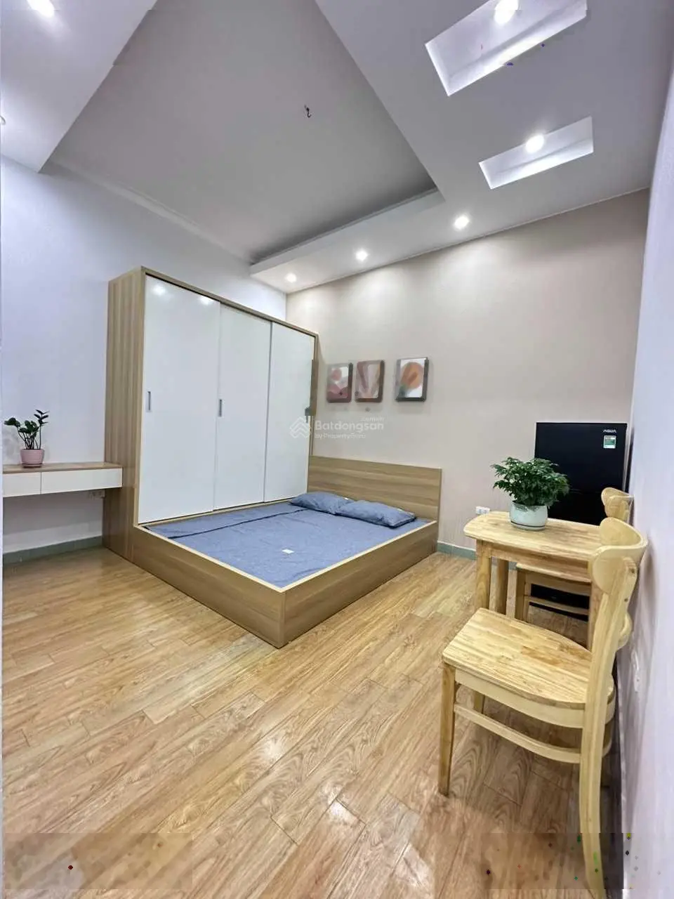 Cần bán nhà phân lô phố Trần Quốc Hoàn 54m2, 4T, ô tô