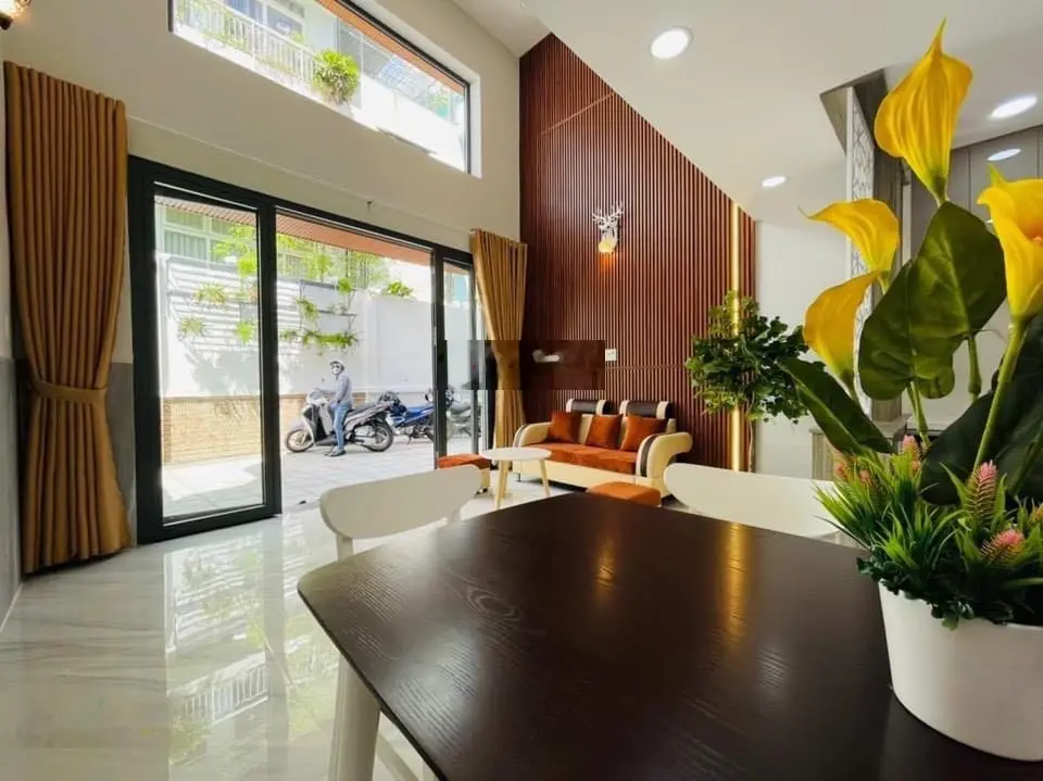 Tôi bán nhà Giá 4TỶ290 đang cho thuê 32tr/th Nguyễn Thiện Thuật, P3, Q3. Cách Nguyễn Đình Chiểu 50m
