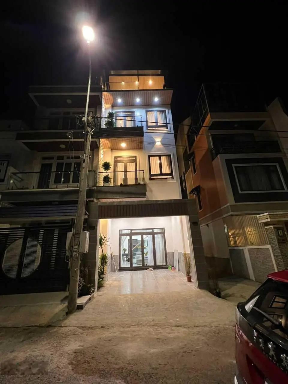 Nhà mới view đẹp góc 2MT KQH Trần Anh Tông 4,5x16m vuông vức 4 tầng cách Hồ Xuân Hương 1km