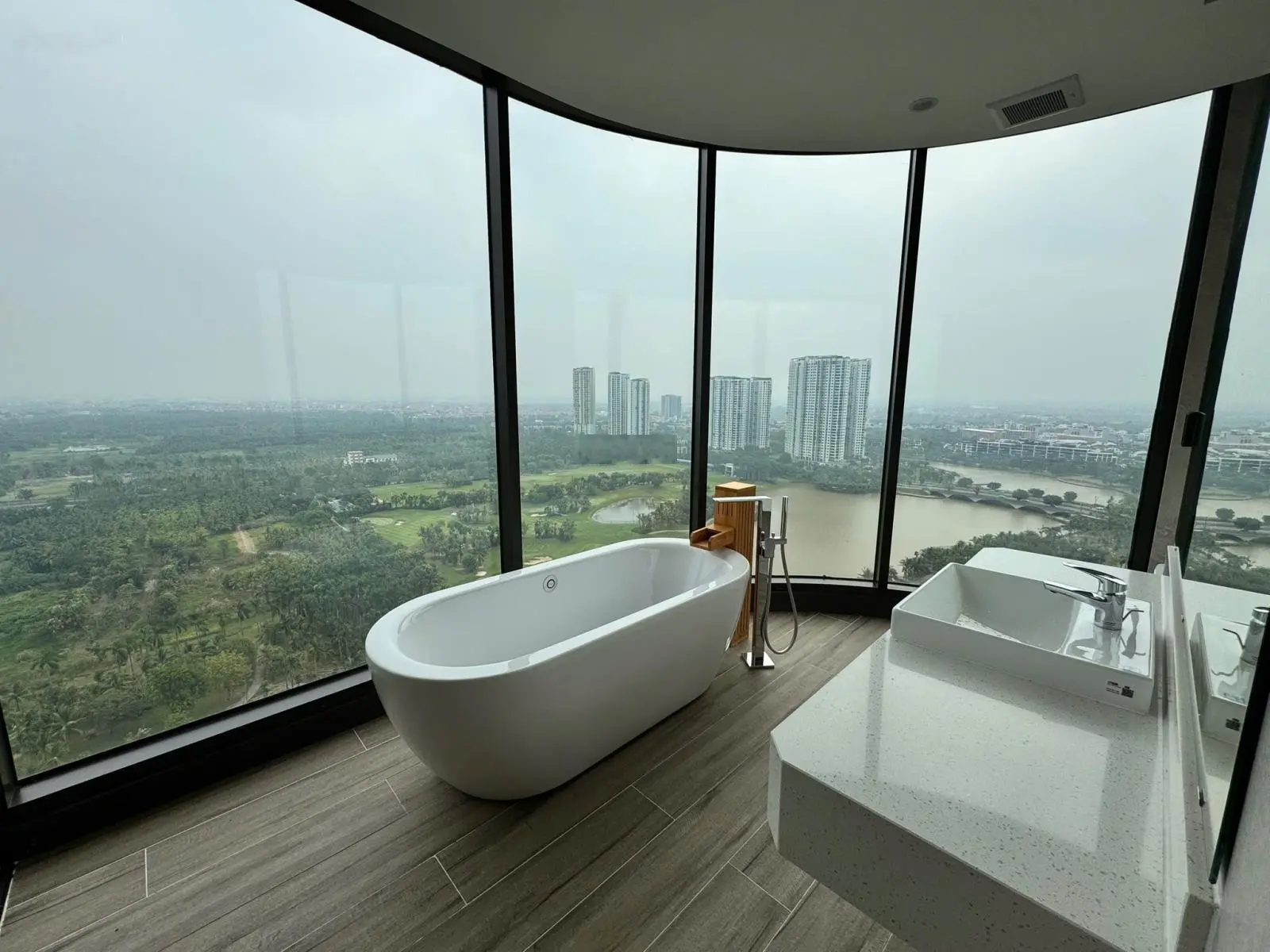 Chính chủ bán căn 3PN 98m2 căn hoa hậu của Swanlake Onsen Ecopark, view Hồ Thiên Nga LH 0979 397 ***