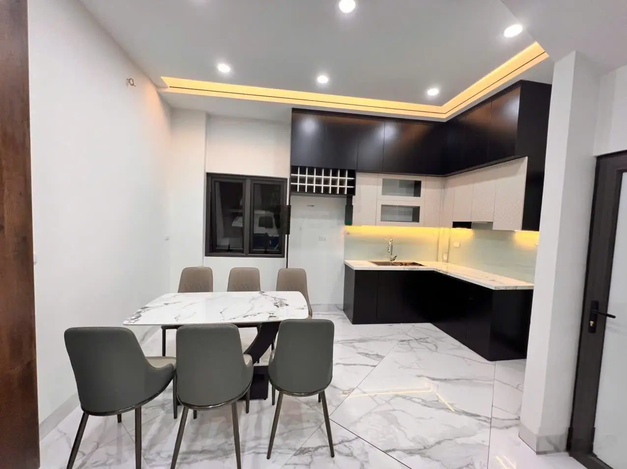 Chính chủ em cần bán căn nhà biệt thự ngõ 523 phố minh khai, diện tích lên đến 80m, sân cổng riêng