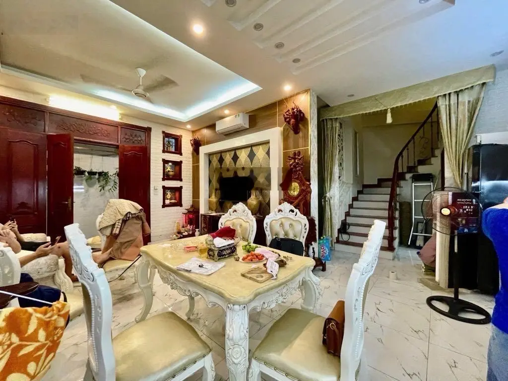 Chủ định cư nước ngoài, bán gấp biệt thự Khâm Thiên, Đống Đa, 1 nhà ra phố, DT 56m, Giá: 14 tỷ TL