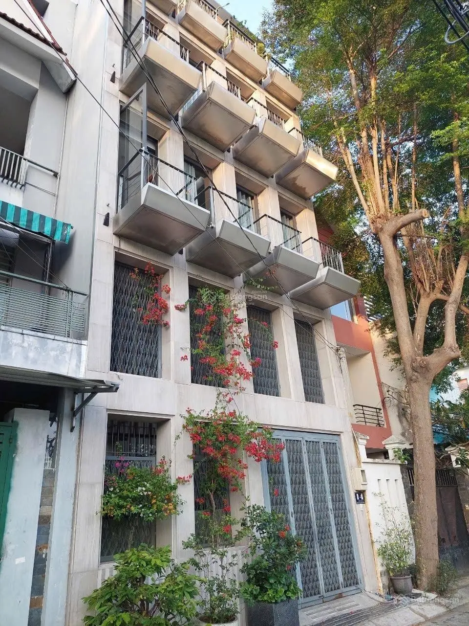 Bán nhà đẹp view sông, 4 tầng giá 22.8 tỷ, khu dân cư đồng bộ, an ninh, nhà thoáng mát, hiện đại