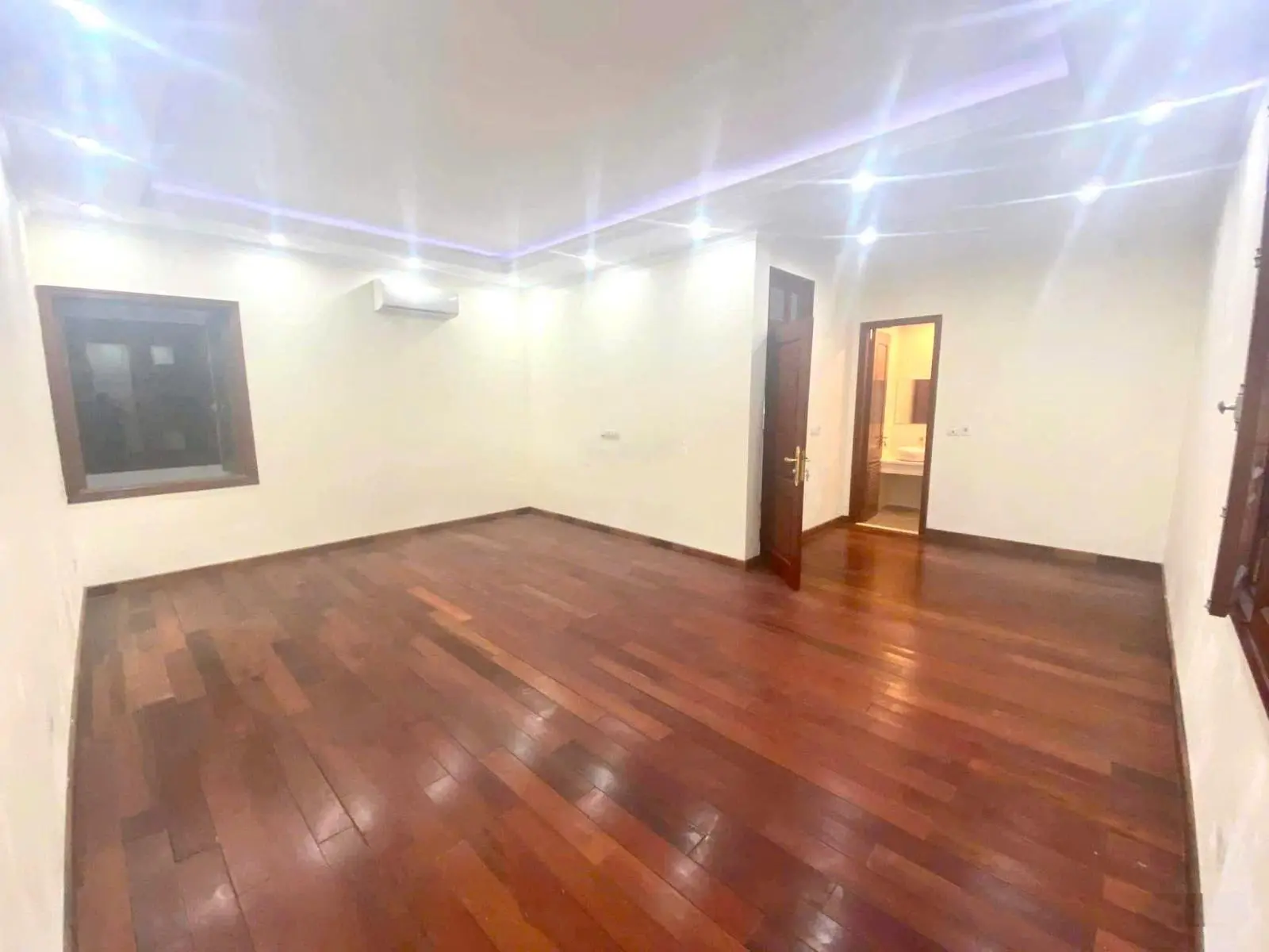 Bán nhà Ô Cách, Ngô Gia Tự, DT 130m, MT 8m, thang máy, ô tô tránh, kinh doanh, 21.5 tỷ