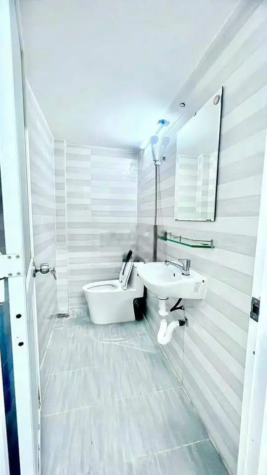 4x9, 2 lầu, Hẻm 7m, SHR, 2 tỷ 180 còn thương lượng !!!