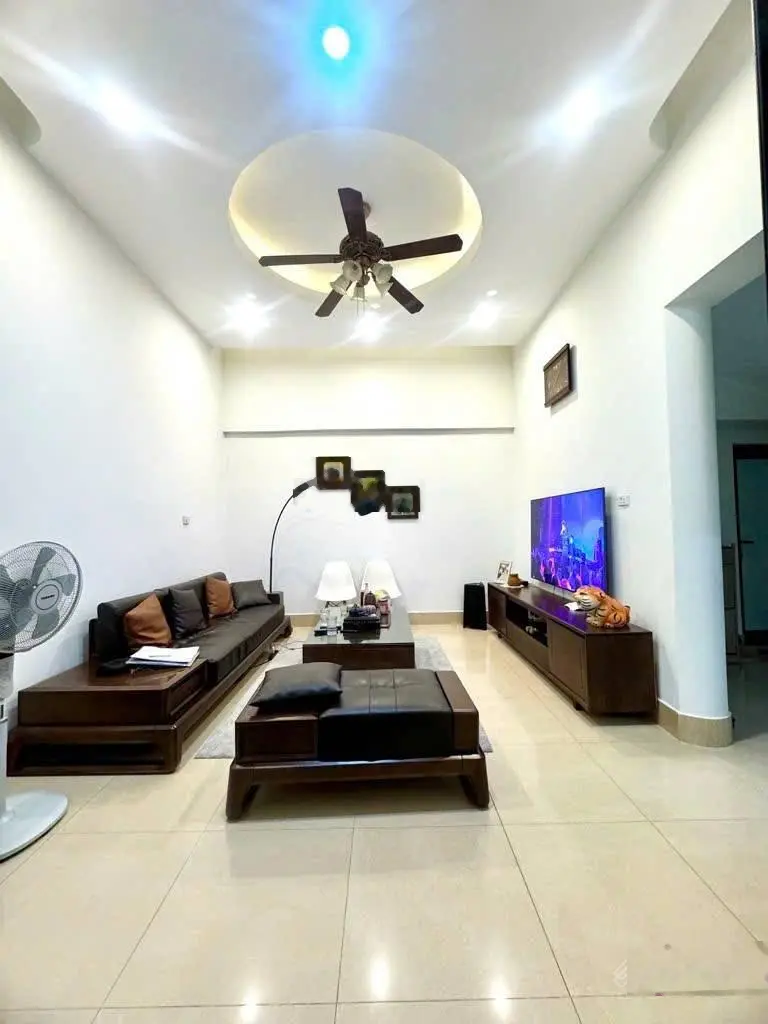 Bán nhà Phố Hoàng Mai 65m2, MT 9m, lô góc 2 thoáng, sổ vuông giá nhỉnh 11 tỷ