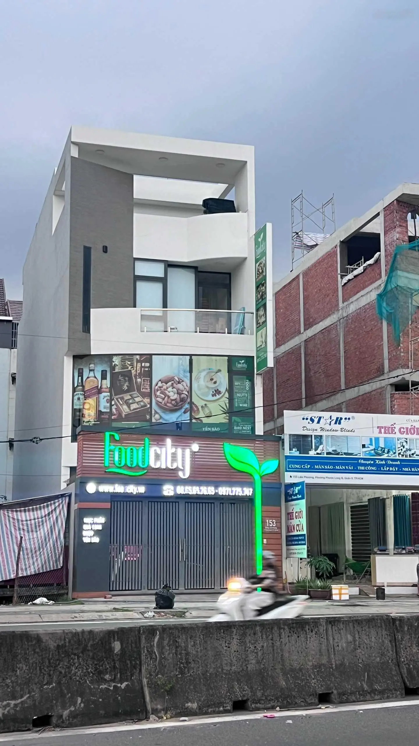 Cực hiếm! Nhà mới xây mặt tiền đường Liên Phường, 126 m2 đất, cách Global City 700m, giá 22,9 tỷ