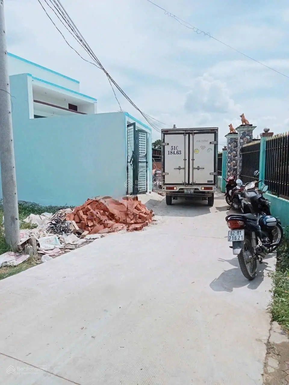 NHÀ MỚI XÂY CÁCH CHỢ BÌNH CHÁNH 5KM CẶP BÊN KHU CÔNG NGHIỆP