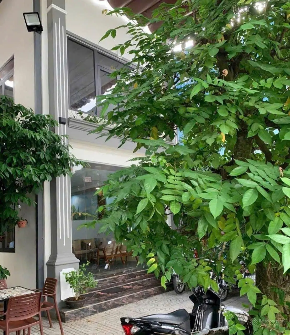 Mặt tiền Lã Xuân Oai. DT: (10x15)m=150m2, đoạn gần Lê Văn Việt. Sẵn nhà 2 tầng, đang cho thuê