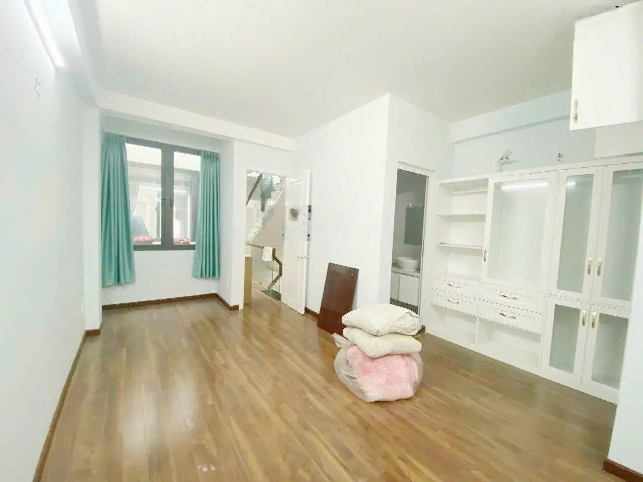 Biệt thự Châu Âu 4 tầng Lê Quang Định, xe hơi ngủ trong nhà, P7, Bình Thạnh