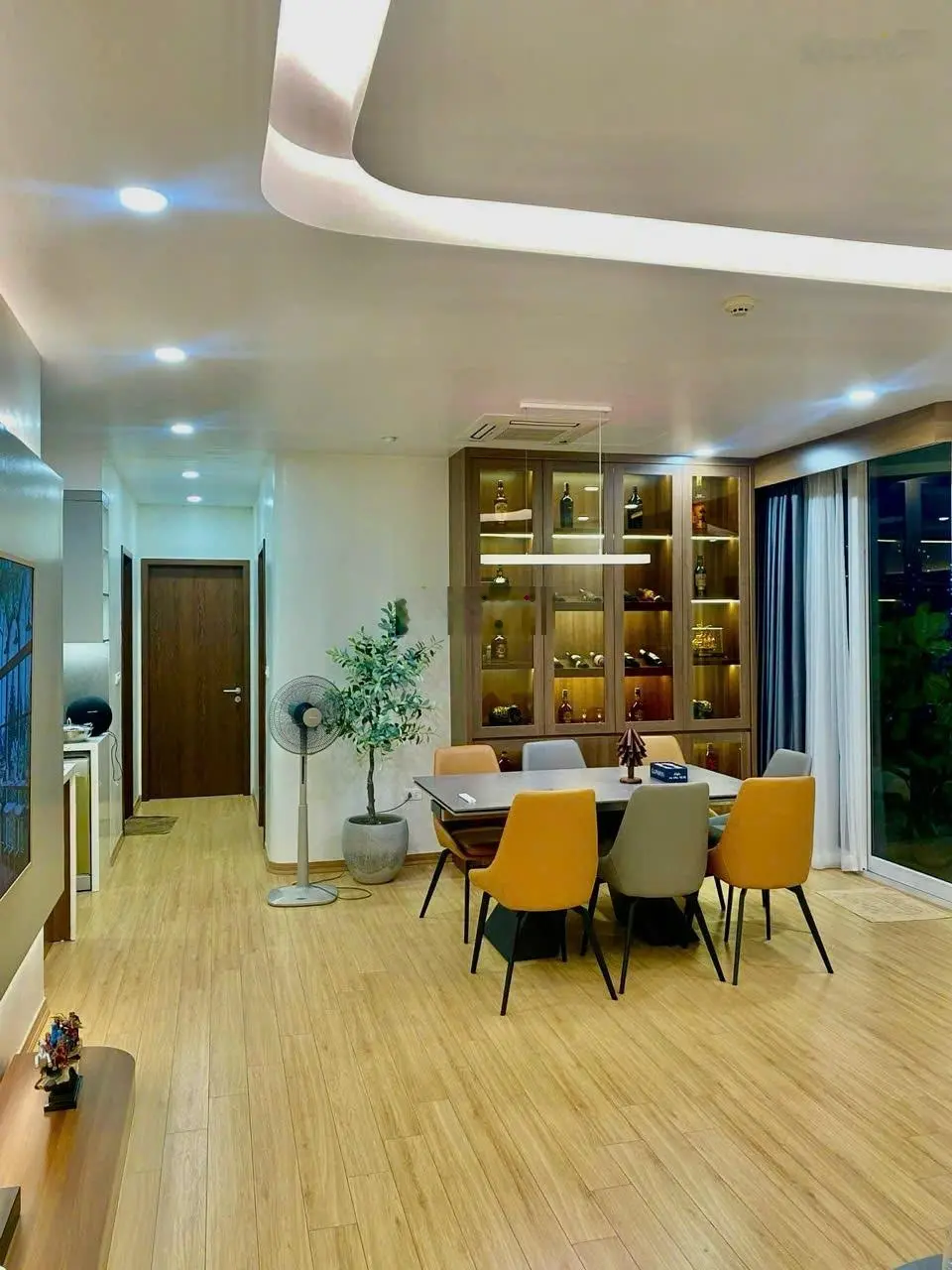 Bán nhanh 3n2vs tầng trung ban công Đông Nam tại 173 Xuân Thủy,dt 110m2, full đồ đẹp LH: 0906 241 ***