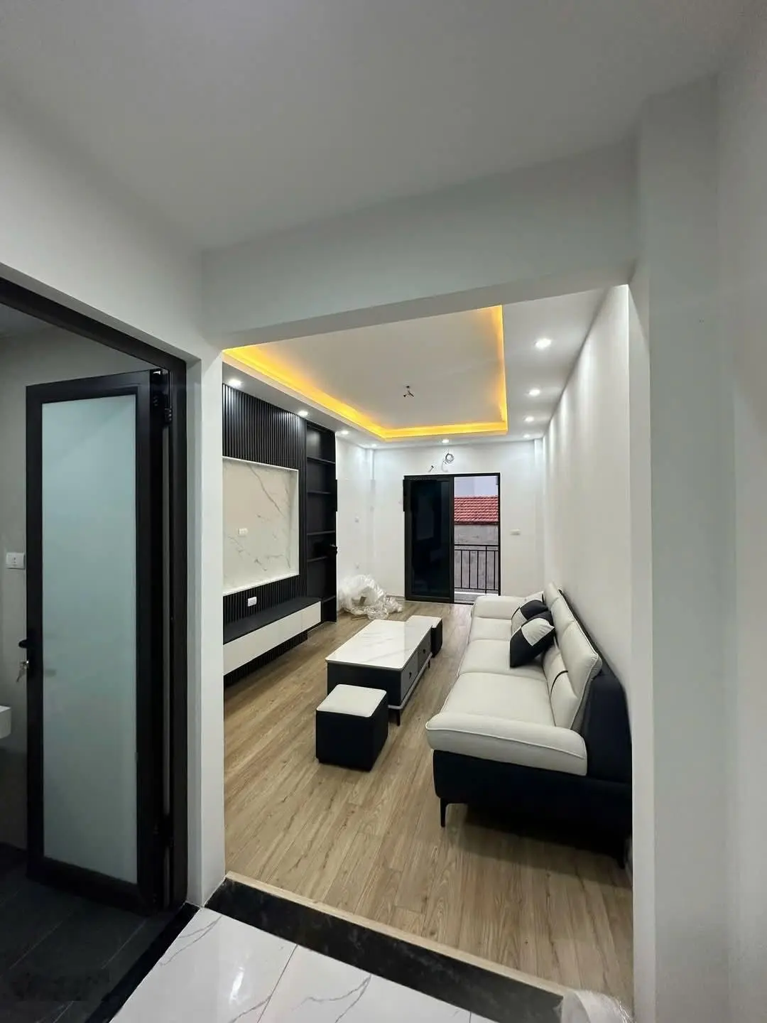 Bán nhà sát cầu Trịnh Văn Bô 36m2, 5 tầng thang máy ô tô sát nhà - vị trí đẹp - 5 phút ra Mỹ Đình