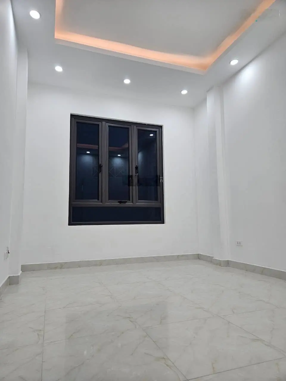 ( Hiếm có) Bán Nhà 33m2 x 4 Tầng full nội thất, ngõ thông, ô tô, gần phố Lạc Long Quân. Giá 6.4 Tỷ.