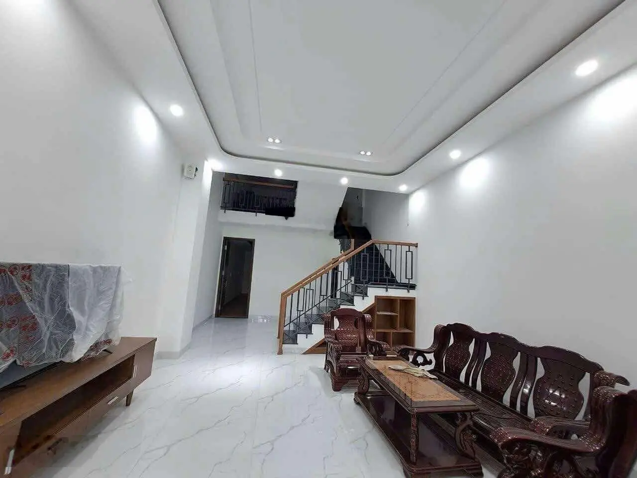 Cần bán nhà 3 tầng mới đẹp đối diện công viên mặt tiền 5m5 an nhơn gần trục phạm văn đồng