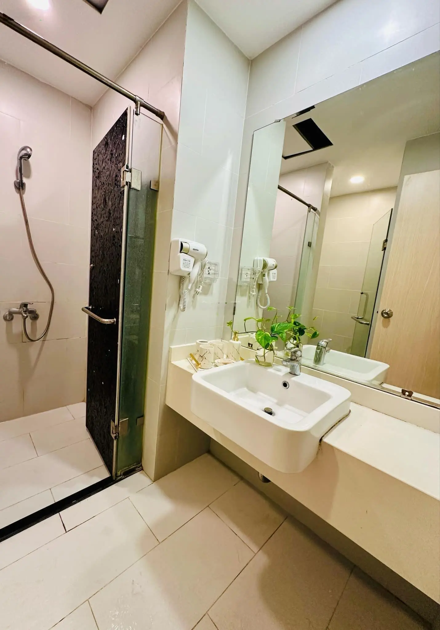 Cần bán căn hộ 1PN 1WC 45m2 đủ đồ đẹp tầng trung toà Westbay C Ecopark.LH 0964 007 *** ạ