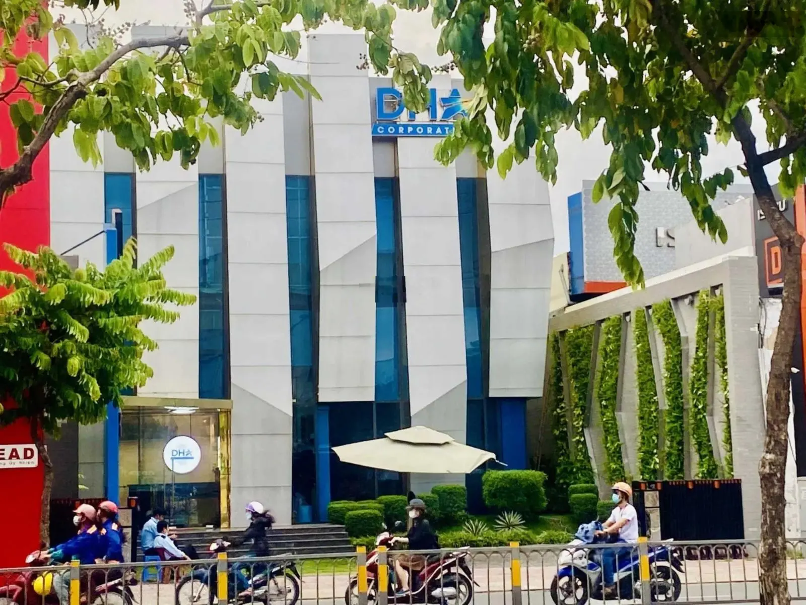 Bán nhà mặt tiền Lê Văn Sỹ. DT: ngang lớn 30x10m. KC: 1 hầm 10 tầng. HĐT 170 triệu/th. Giá 63 tỷ